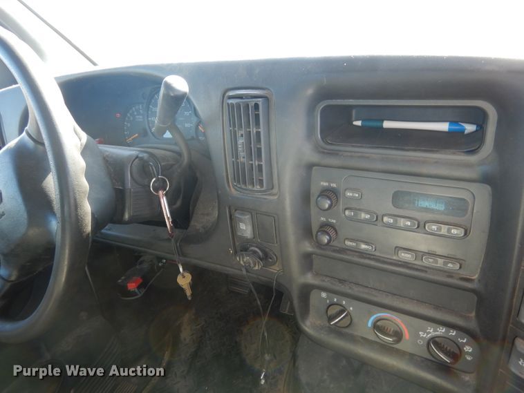 image for item DF2627 2005 Chevrolet C5500 flatbed truck