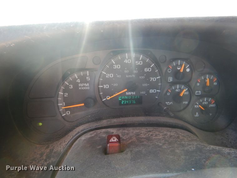 image for item DF2627 2005 Chevrolet C5500 flatbed truck