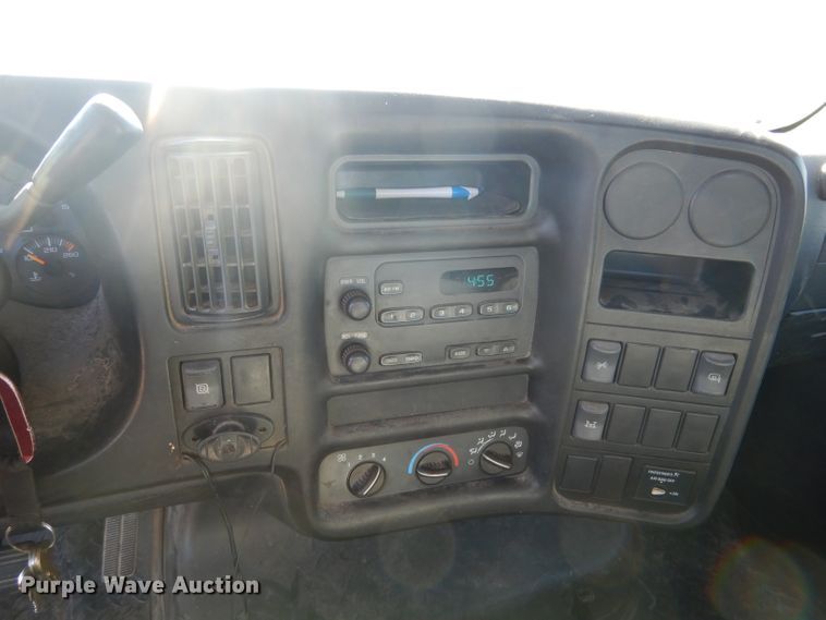 image for item DF2627 2005 Chevrolet C5500 flatbed truck