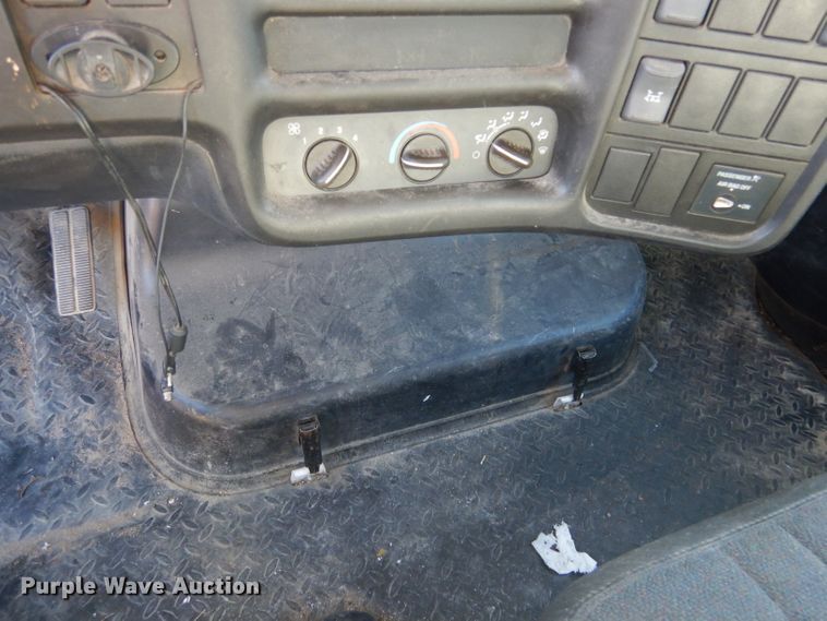 image for item DF2627 2005 Chevrolet C5500 flatbed truck