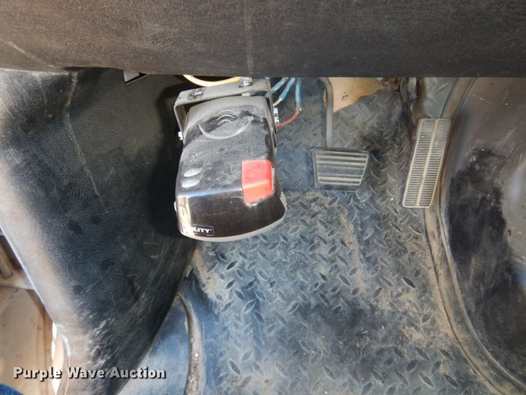 image for item DF2627 2005 Chevrolet C5500 flatbed truck