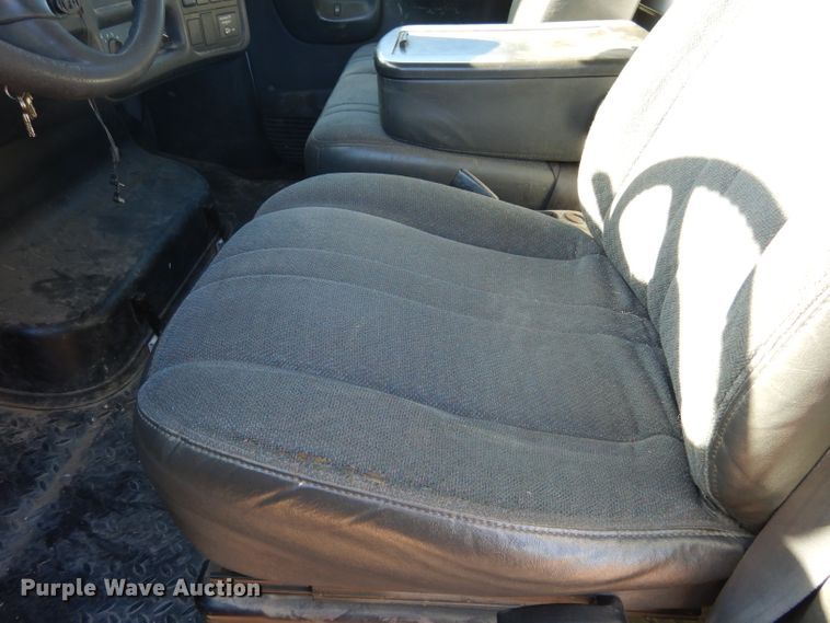 image for item DF2627 2005 Chevrolet C5500 flatbed truck