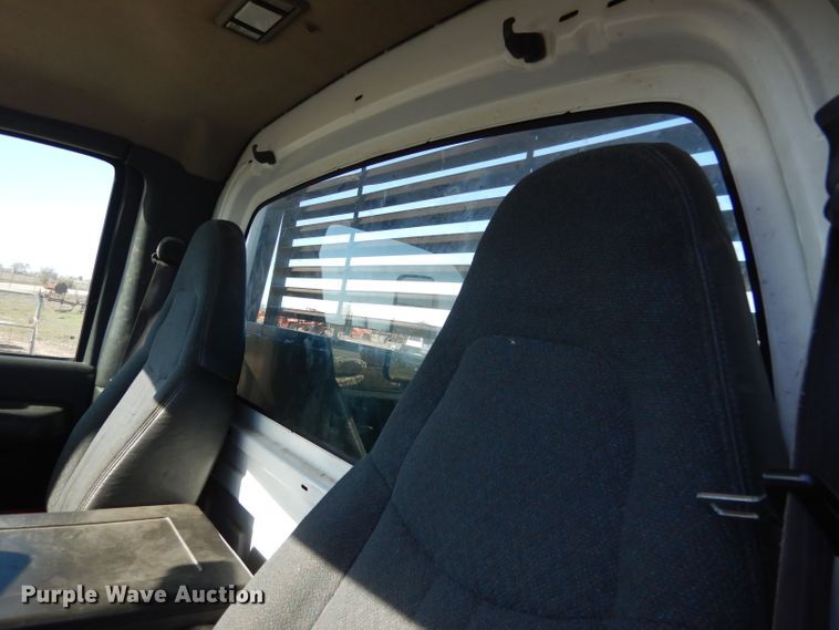 image for item DF2627 2005 Chevrolet C5500 flatbed truck