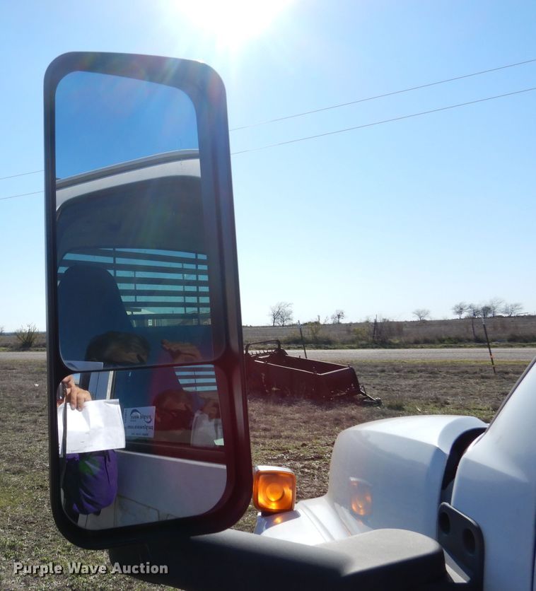 image for item DF2627 2005 Chevrolet C5500 flatbed truck