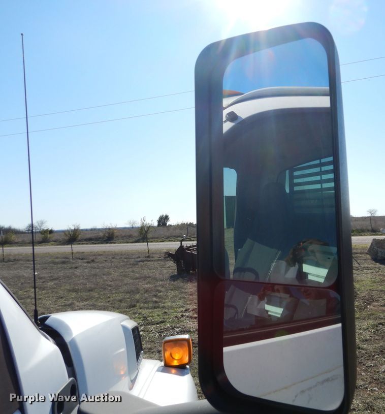 image for item DF2627 2005 Chevrolet C5500 flatbed truck