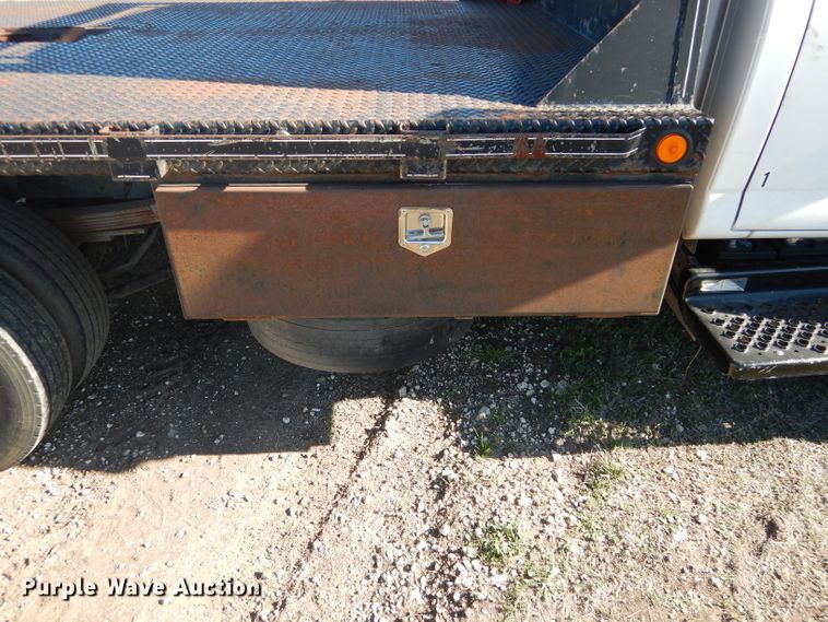 image for item DF2627 2005 Chevrolet C5500 flatbed truck
