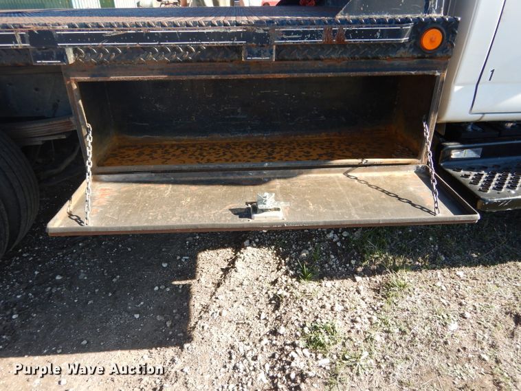 image for item DF2627 2005 Chevrolet C5500 flatbed truck
