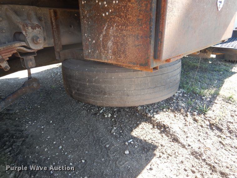 image for item DF2627 2005 Chevrolet C5500 flatbed truck