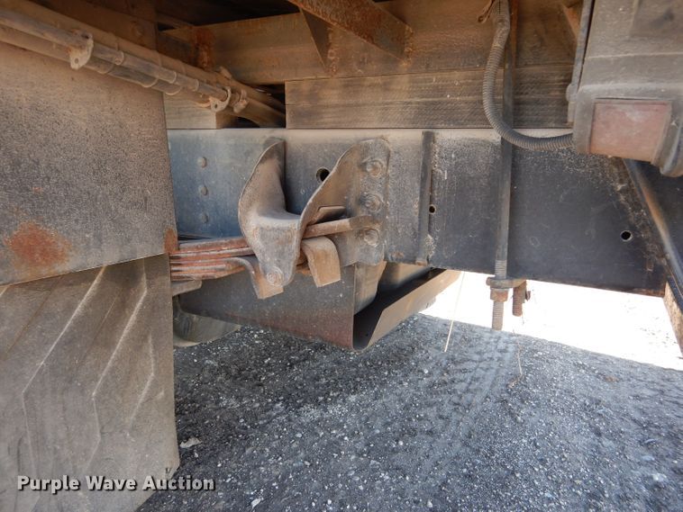 image for item DF2627 2005 Chevrolet C5500 flatbed truck