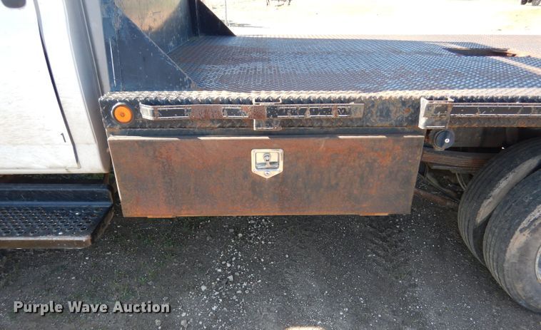 image for item DF2627 2005 Chevrolet C5500 flatbed truck
