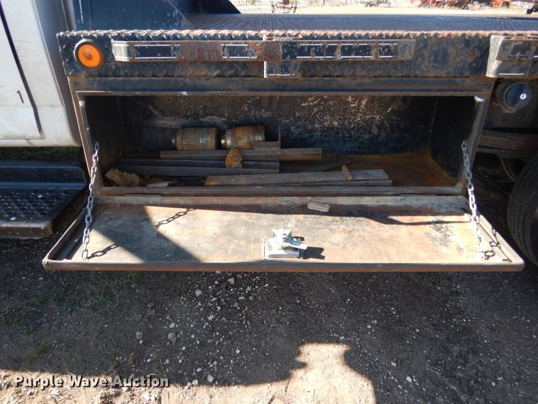 image for item DF2627 2005 Chevrolet C5500 flatbed truck