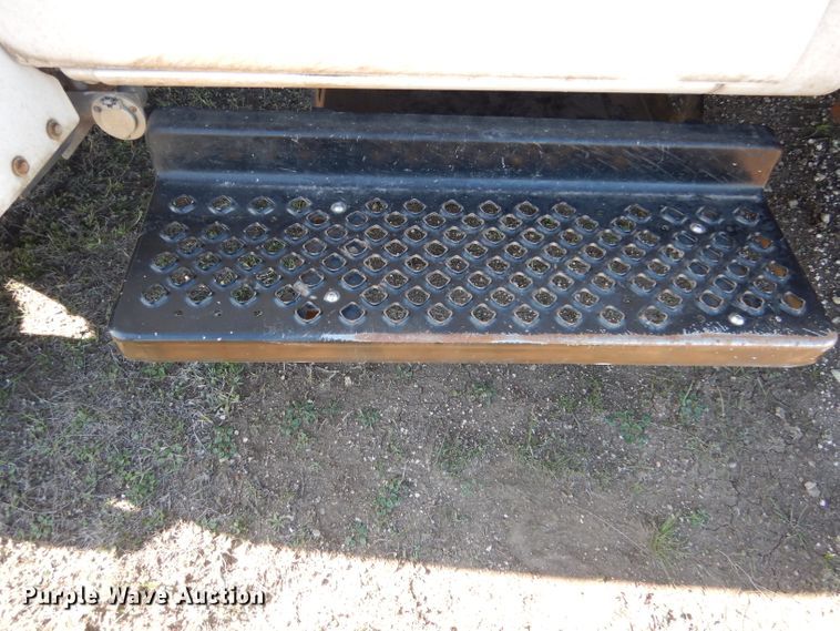 image for item DF2627 2005 Chevrolet C5500 flatbed truck