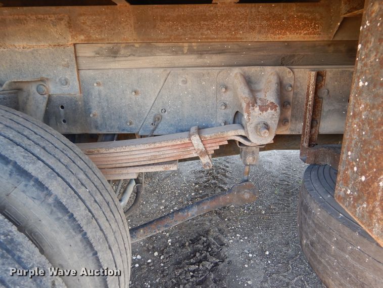 image for item DF2627 2005 Chevrolet C5500 flatbed truck