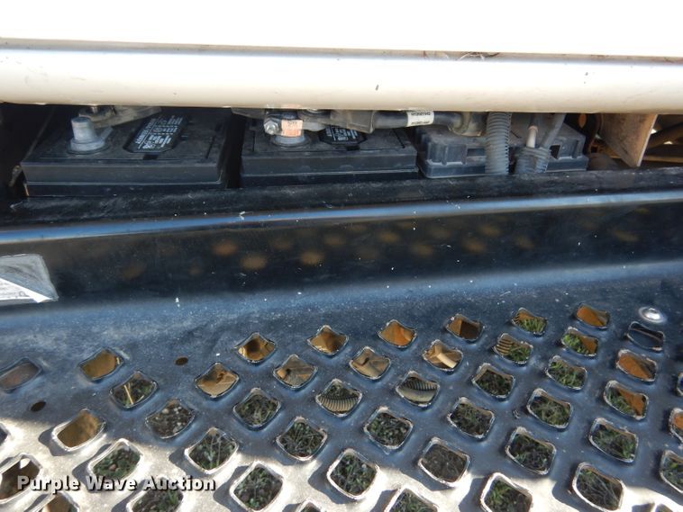 image for item DF2627 2005 Chevrolet C5500 flatbed truck