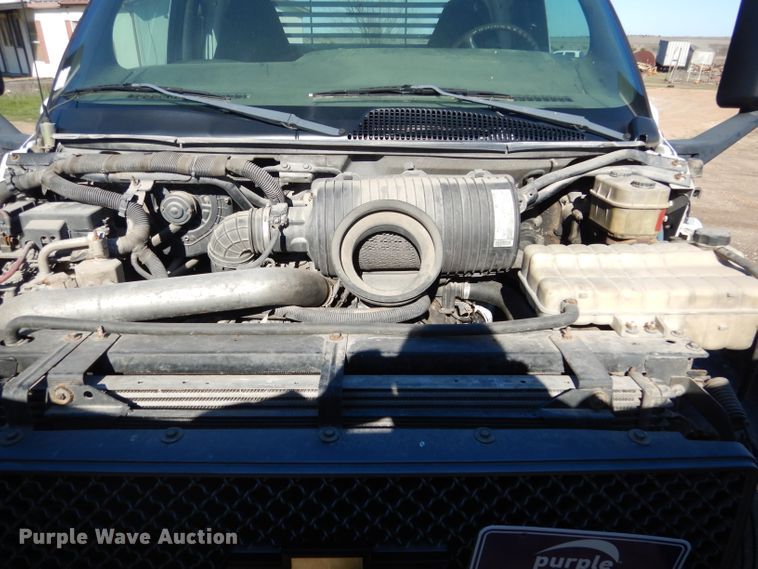 image for item DF2627 2005 Chevrolet C5500 flatbed truck