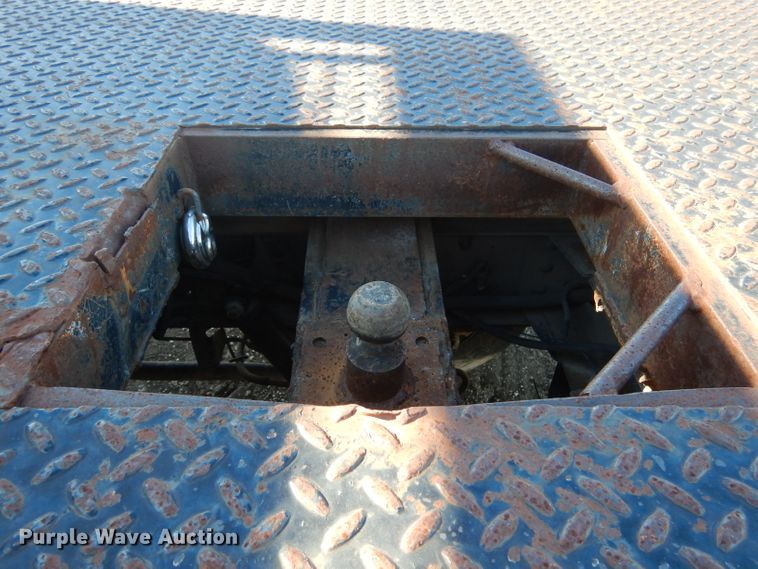 image for item DF2627 2005 Chevrolet C5500 flatbed truck