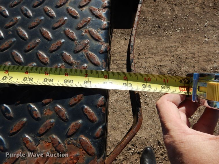 image for item DF2627 2005 Chevrolet C5500 flatbed truck