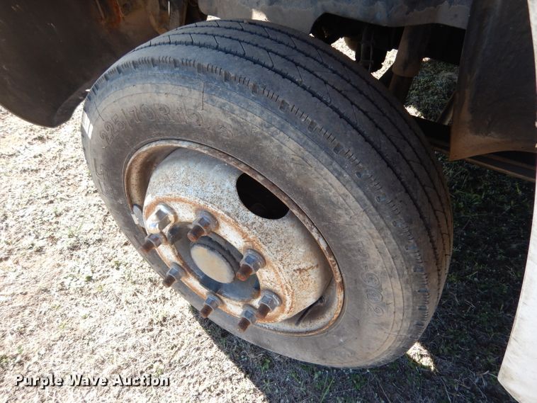 image for item DF2627 2005 Chevrolet C5500 flatbed truck