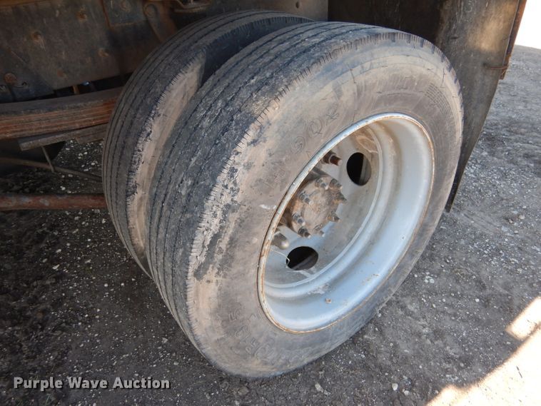 image for item DF2627 2005 Chevrolet C5500 flatbed truck