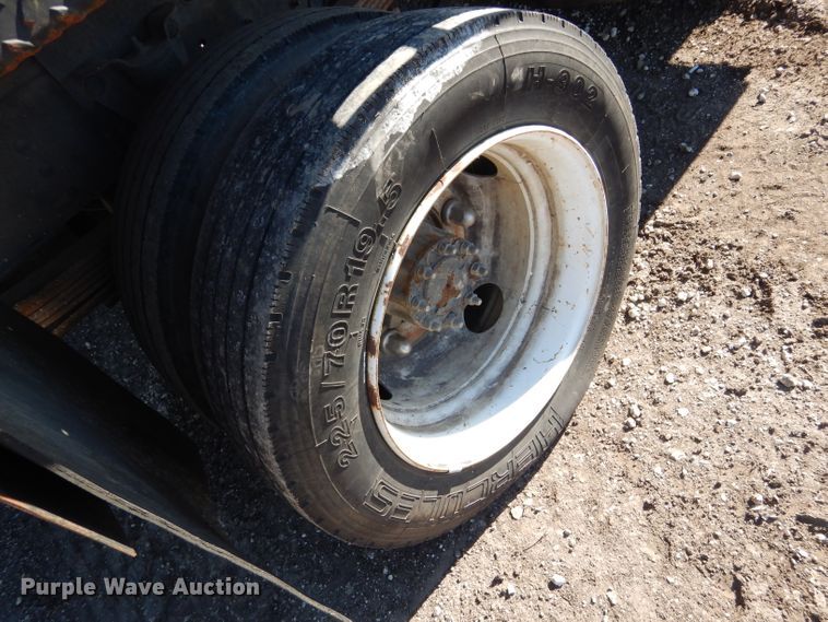 image for item DF2627 2005 Chevrolet C5500 flatbed truck