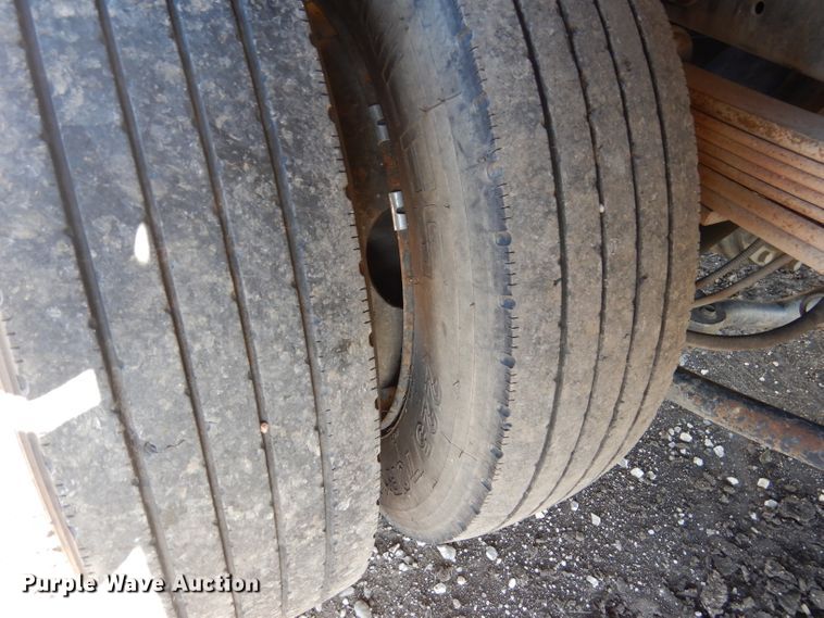 image for item DF2627 2005 Chevrolet C5500 flatbed truck