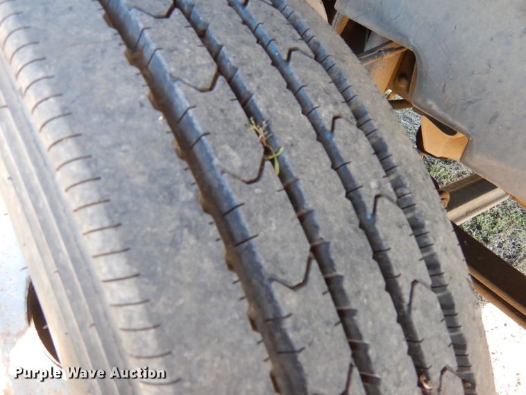 image for item DF2627 2005 Chevrolet C5500 flatbed truck