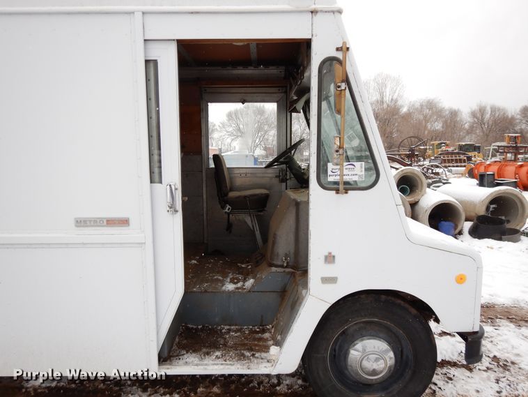 image for item DF5835 1971 International 1200 delivery truck