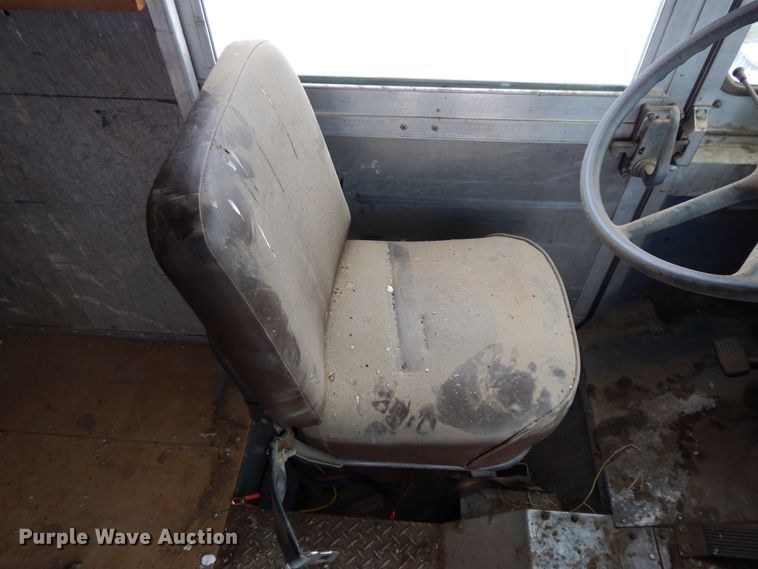 image for item DF5835 1971 International 1200 delivery truck