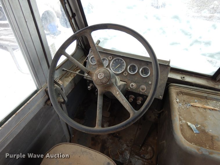 image for item DF5835 1971 International 1200 delivery truck