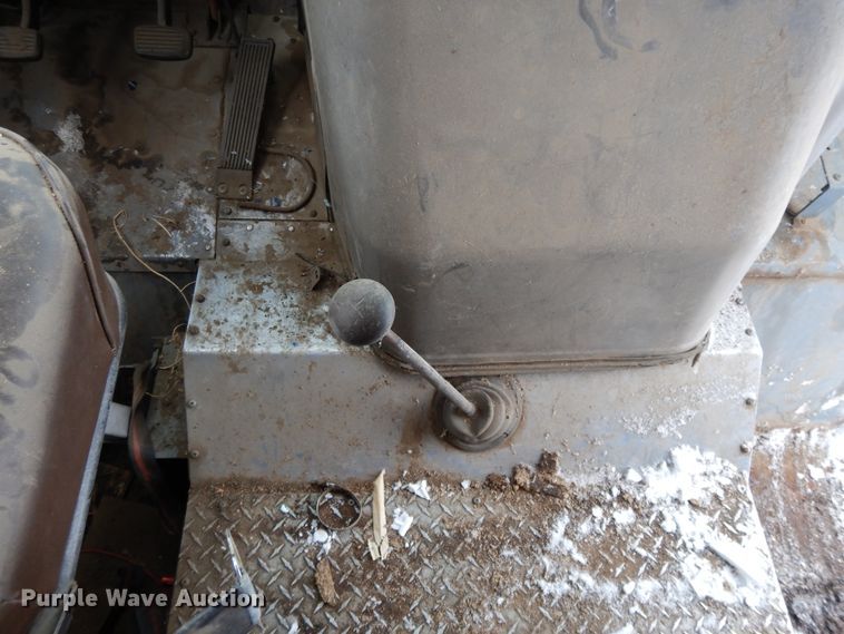 image for item DF5835 1971 International 1200 delivery truck