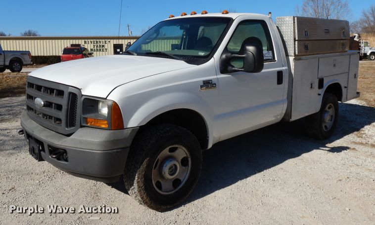 image for item DF5850 2005 Ford F350 Super Duty utility bed pickup truck