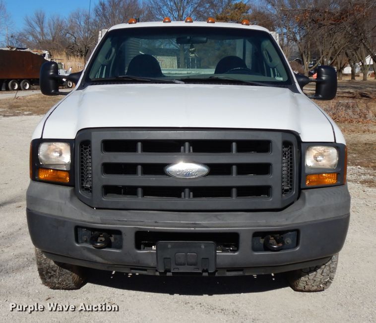 image for item DF5850 2005 Ford F350 Super Duty utility bed pickup truck