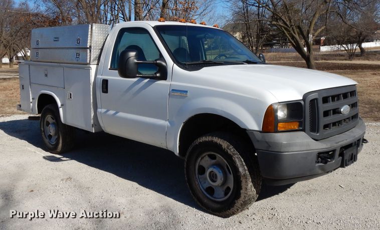 image for item DF5850 2005 Ford F350 Super Duty utility bed pickup truck