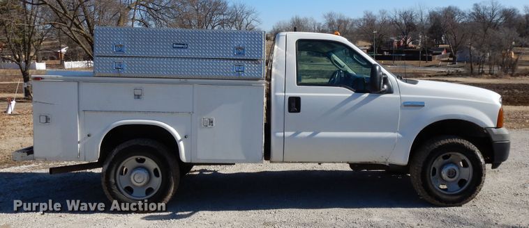 image for item DF5850 2005 Ford F350 Super Duty utility bed pickup truck