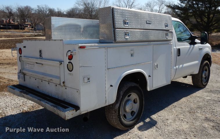 image for item DF5850 2005 Ford F350 Super Duty utility bed pickup truck