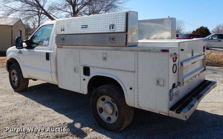 image for item DF5850 2005 Ford F350 Super Duty utility bed pickup truck