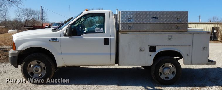 image for item DF5850 2005 Ford F350 Super Duty utility bed pickup truck