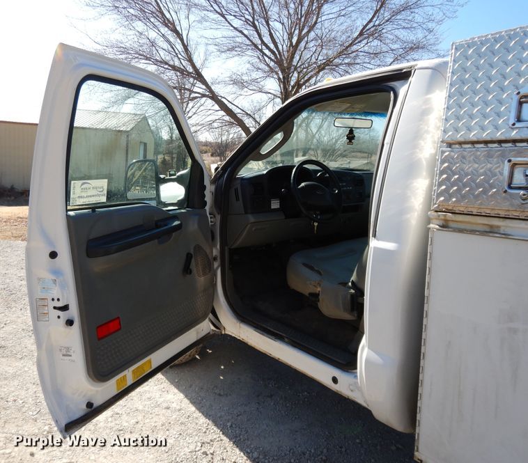 image for item DF5850 2005 Ford F350 Super Duty utility bed pickup truck