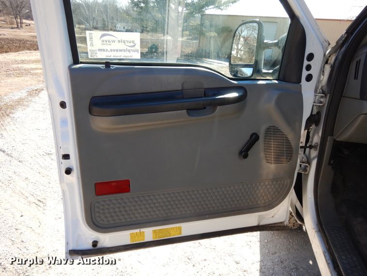 image for item DF5850 2005 Ford F350 Super Duty utility bed pickup truck