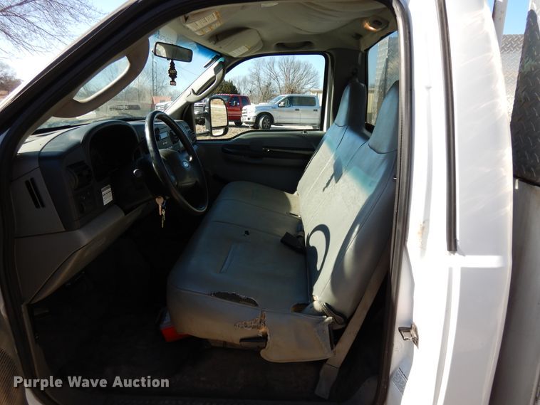 image for item DF5850 2005 Ford F350 Super Duty utility bed pickup truck