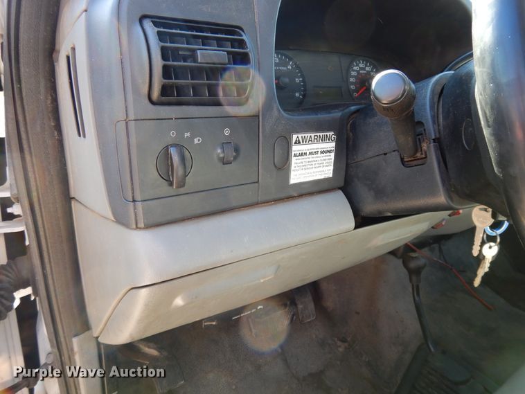 image for item DF5850 2005 Ford F350 Super Duty utility bed pickup truck