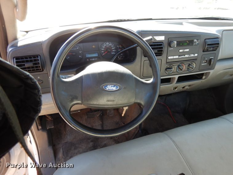 image for item DF5850 2005 Ford F350 Super Duty utility bed pickup truck