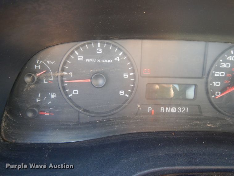 image for item DF5850 2005 Ford F350 Super Duty utility bed pickup truck