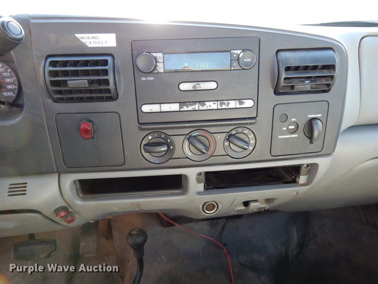 image for item DF5850 2005 Ford F350 Super Duty utility bed pickup truck