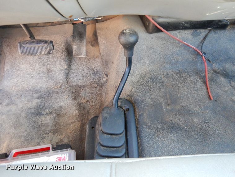 image for item DF5850 2005 Ford F350 Super Duty utility bed pickup truck