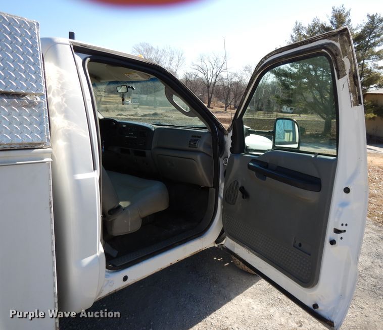 image for item DF5850 2005 Ford F350 Super Duty utility bed pickup truck