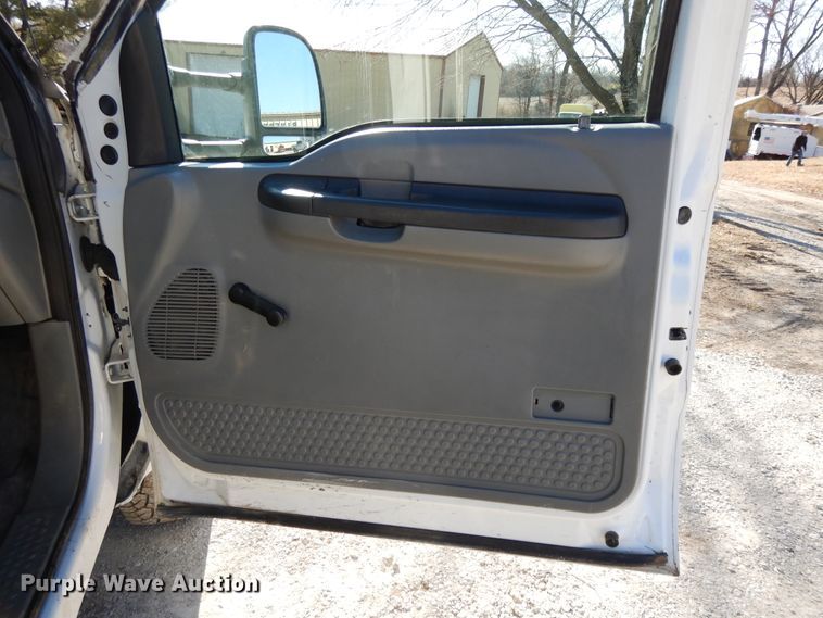 image for item DF5850 2005 Ford F350 Super Duty utility bed pickup truck