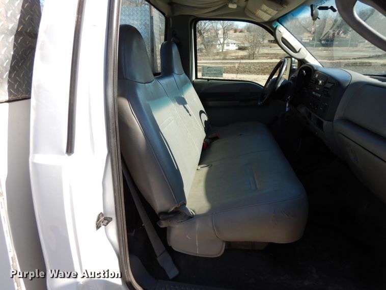 image for item DF5850 2005 Ford F350 Super Duty utility bed pickup truck