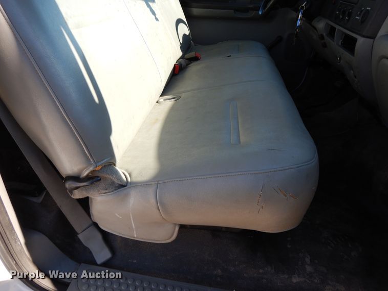 image for item DF5850 2005 Ford F350 Super Duty utility bed pickup truck