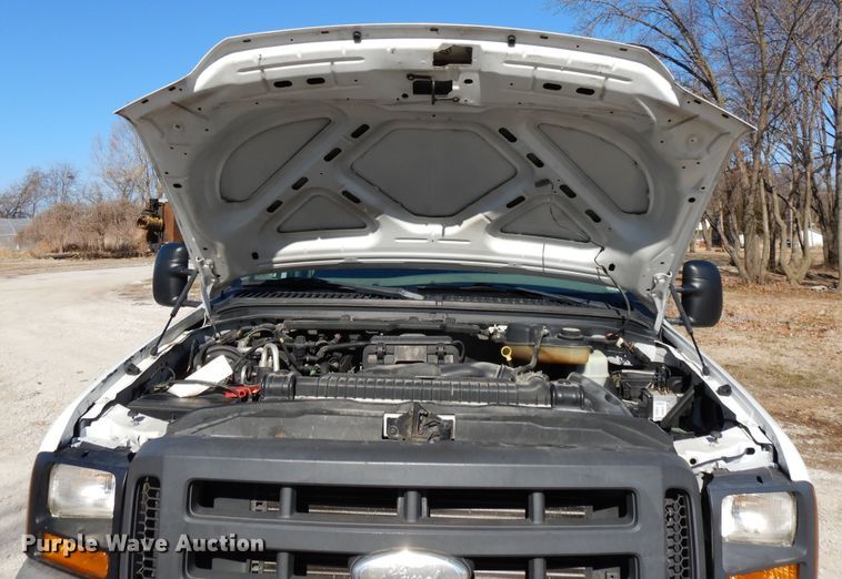 image for item DF5850 2005 Ford F350 Super Duty utility bed pickup truck